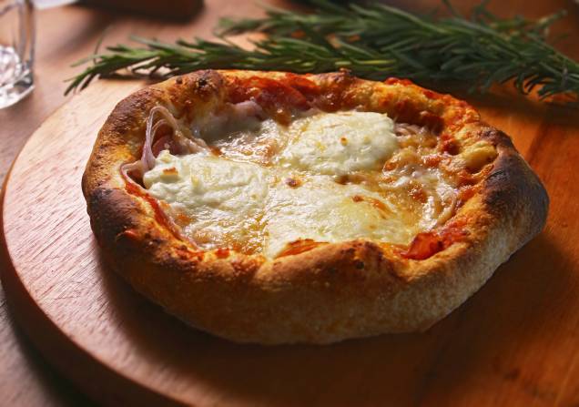 Pizza puglia, em tamanho míni: molho de tomate, linguiça artesanal, cebola-roxa, parmesão, creme de burrata e mussarela
