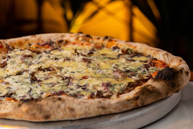 Pizza com radicchio: além da verdura, leva mussarela e gorgonzola