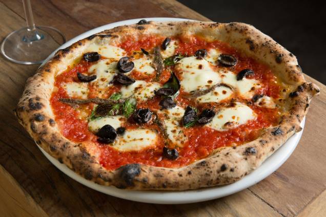 Pizza alla romana: na Leggera, lembra uma margherita com o acréscimo de aliche e azeitona preta