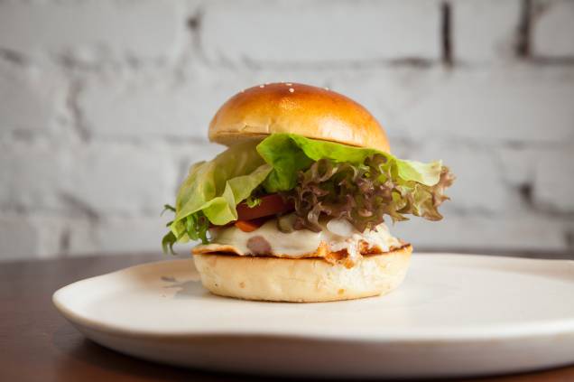 Sanduíche de peito de peru: o embutido passa pela chapa e vai com pão brioche, queijo meia-cura, picles de cenoura, tomate e salada Sanduíche de peito de peru: o embutido passa pela chapa e vai com pão brioche, queijo meia-cura, picles de cenoura, tomate e salada