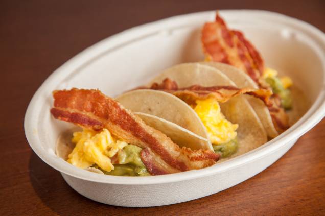 Opção de comidinha: tortilhas de milho recheadas de ovos mexidos, bacon e abacate Opção de comidinha: tortilhas de milho recheadas de ovos mexidos, bacon e abacate