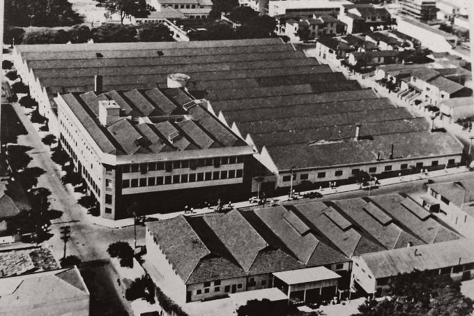 Vista aérea da Administração da Companhia Melhoramentos de São Paulo e das oficinas gráficas, Lapa. São Paulo (SP), 1964.jpg