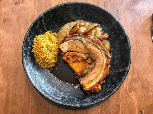 Porchetta com purê de maçã e farofa de farinha panko e gengibre: resultado acima da média Porchetta com purê de maçã e farofa de farinha panko e gengibre: resultado acima da média