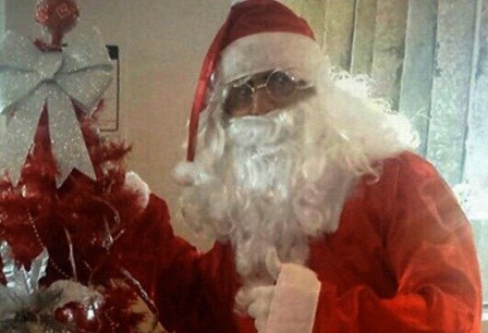 Homem se veste de papai noel antes de roubar helicóptero