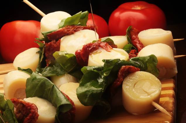 Espeto vegetariano: palmito, rúcula e tomate seco