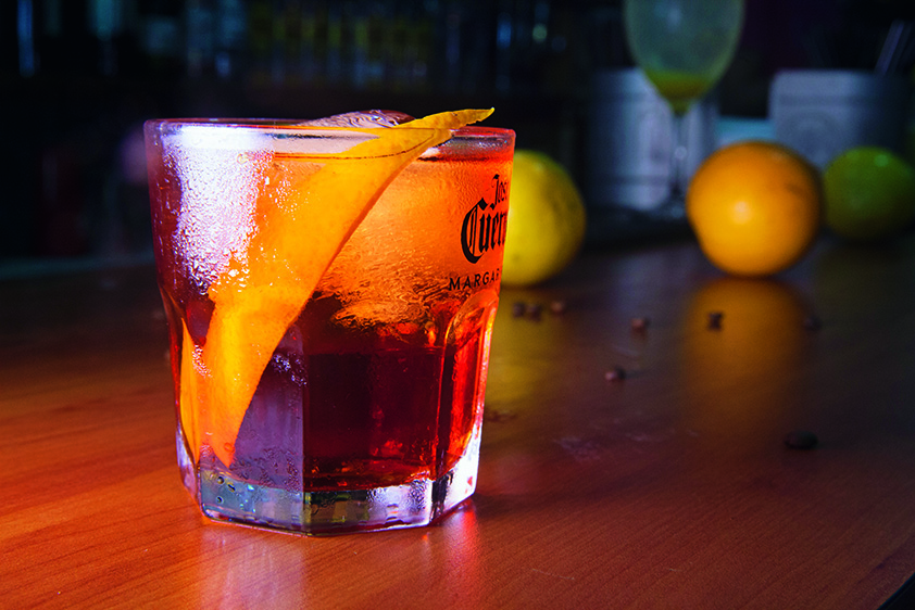 drinque com casca de laranja no interior