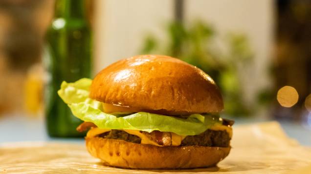 Sanduba dos bons: brioche tostado com queijo cheddar, alface e tomate, além do disco de acém e peito Sanduba dos bons: brioche tostado com queijo cheddar, alface e tomate, além do disco de acém e peito