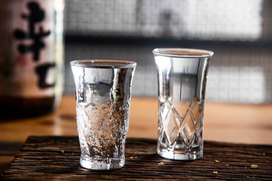 Para acompanhar: dose de saquê Hakutsuru seco Para acompanhar: dose de saquê Hakutsuru seco