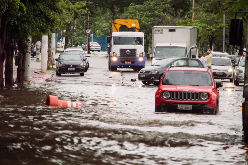 Alagamentos, enchentes e deslizamentos: final de ano chuvoso em São Paulo