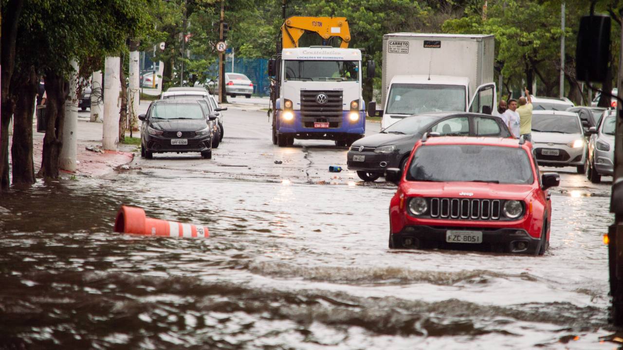 Alagamentos, enchentes e deslizamentos: final de ano chuvoso em São Paulo