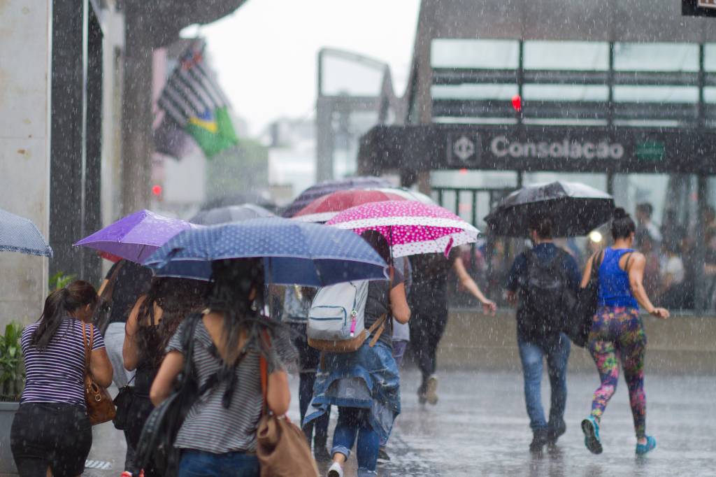 SP - CLIMA/SÃO PAULO/CHUVA - GERAL - Pedestres enfrentam chuva forte na Avenida Paulista, no centro da capital, na tarde dessa sexta-feira (30). 30/11/2018 -