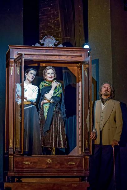 Anna Cecília Junqueira, Clara Carvalho e Brian Penido Ross
