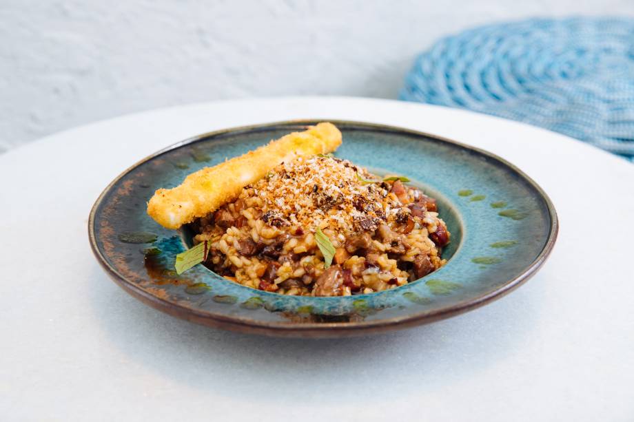 Picadinho à moda da casa: arroz preparado com carne em pedaços, ovo, queijo feta empanado e farofa de azeitona