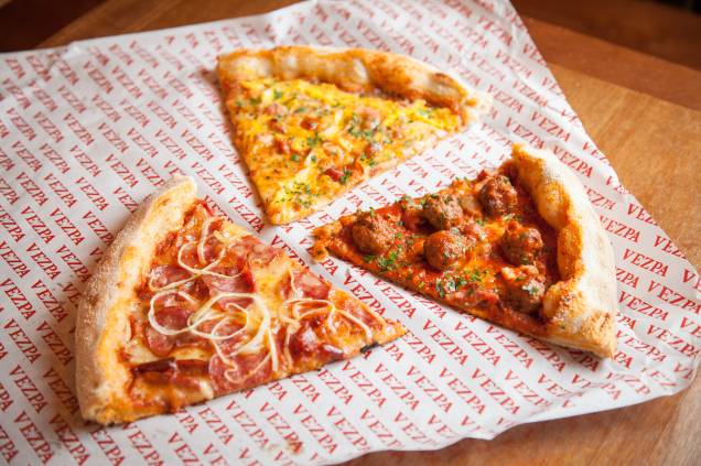 Pizza em fatias: calabresa, carbonara e almôndegas