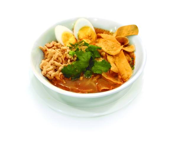 Lámen da casa: macarrão em caldo espesso feito com limão, leite de coco, cogumelo, capim-santo e limão kaffir mais ovo cozido, frango moído e massinha crocante Lámen da casa: macarrão em caldo espesso feito com limão, leite de coco, cogumelo, capim-santo e limão kaffir mais ovo cozido, frango moído e massinha crocante