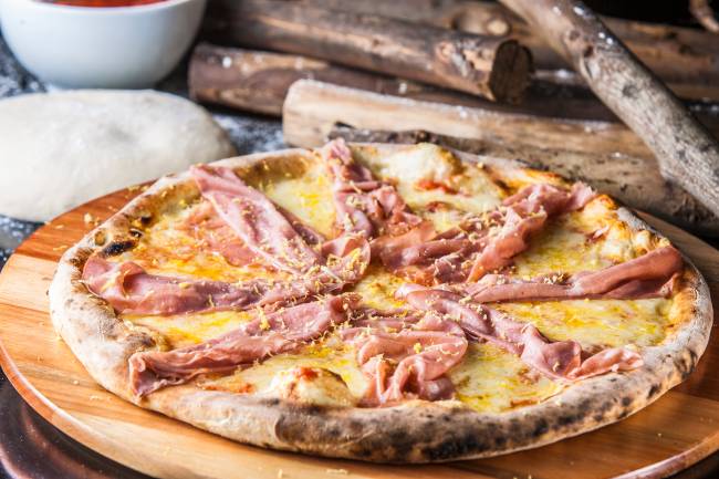 Pizzarias fazem coberturas de mortadela para o aniversário de SP