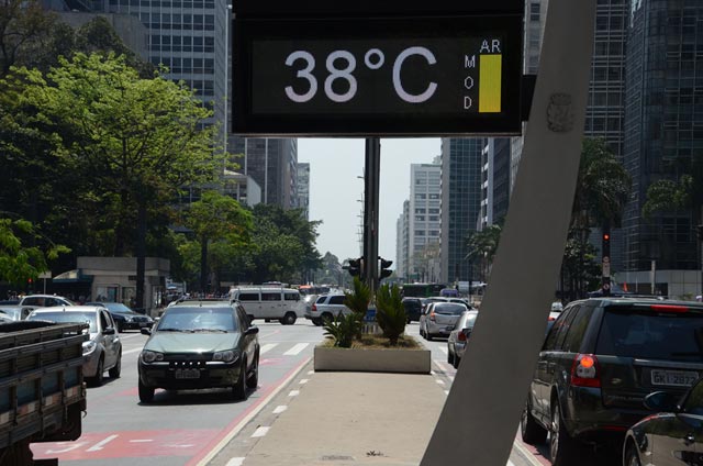 A imagem mostra um termometro de rua marcando 38°C na Avenida Paulista.