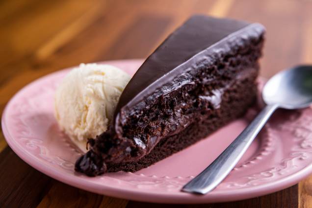 Bolo da teta: com chocolate meio amargo, é composto de camadas de brownie de casquinha crocante, recheio de brigadeiro e cobertura de ganache