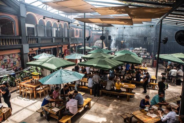 Ambiente: espaço amplo, com grandes mesas e ombrelones para apreciar as carnes no Quintal DeBetti
