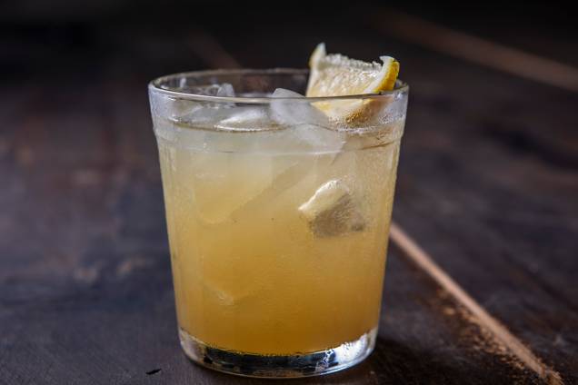 Caipirinha: com limão-siciliano e mel Caipirinha: com limão-siciliano e mel