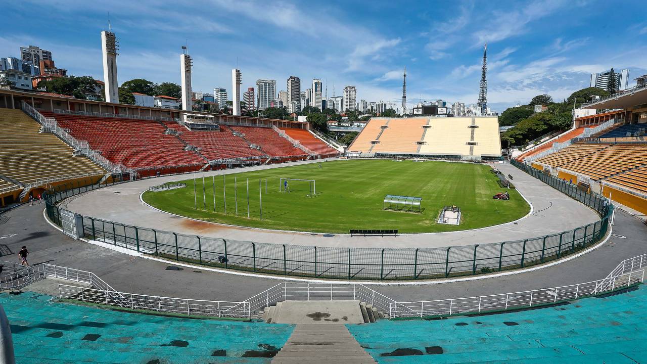 Estádio do Pacaembu, visto da arquibancada oposta ao tobogã