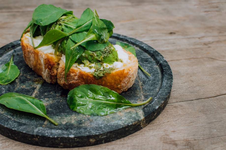 Periquito: tostada de queijo boursin, abacate e rúcula