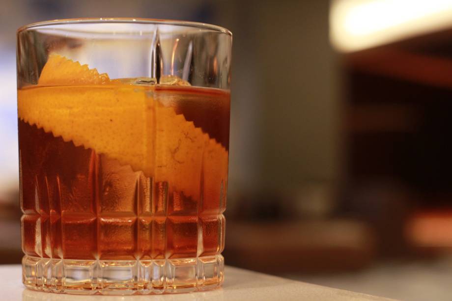 Pingado: versão do negroni leva cachaça com canela, vermute tinto ao café, Campari e Cynar