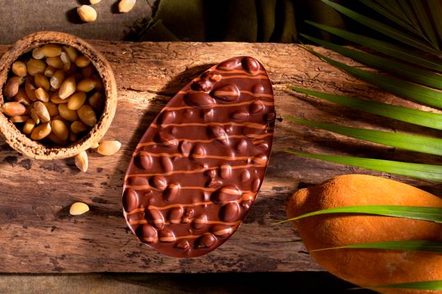 Outra opção da Dengo: macadâmia e abacaxi com chocolate ao leite<p style="font-weight:400;text-align:justify;"></p> Outra opção da Dengo: macadâmia e abacaxi com chocolate ao leite<p style="font-weight:400;text-align:justify;"></p>