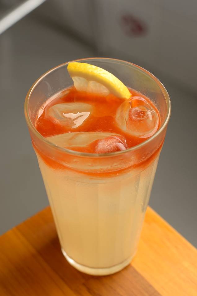 Ginger ellen: mistura criada pelo premiado bartender Alexandre D'Agostino, leva gim, xarope de gengibre, limão e bitters
