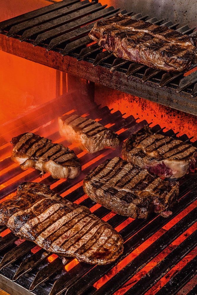 Carnes na grelha do restaurante NB Steak, no Itaim Bibi