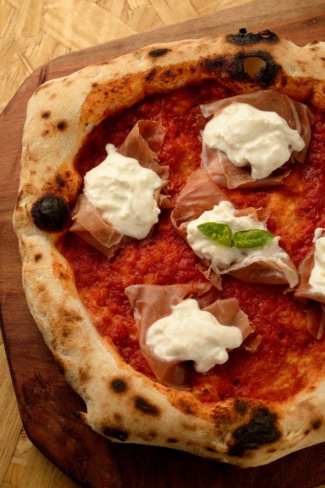 <span>A pizza levíssima: coberta por ingredientes como o presunto de Parma e o queijo stracciatella</span>