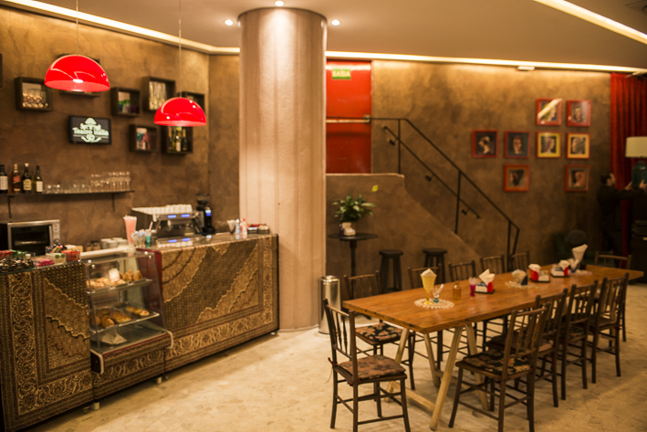 Café do Teatro Itália: cores fortes na decoração e coxinha de frango com catupiry