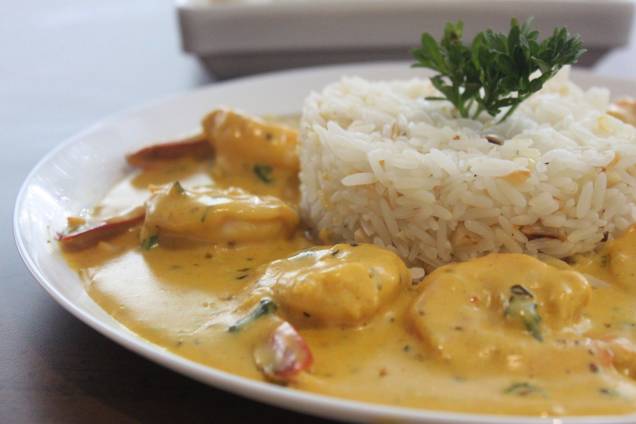 Camarão ao curry: molho ainda leva creme de leite e acompanha arroz de amêndoa