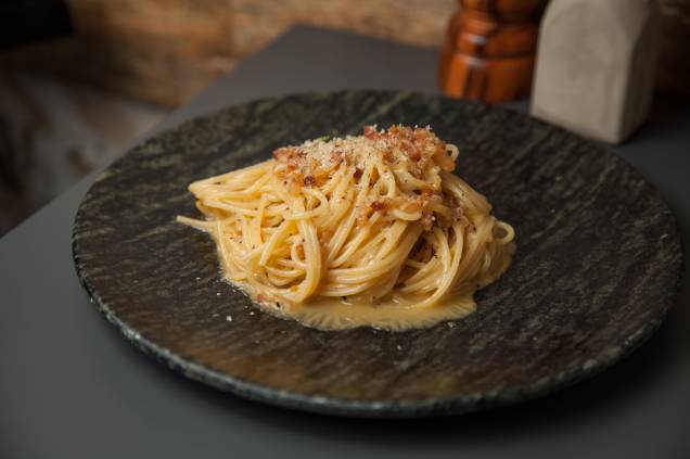 Espaguete com ovo de pata: a carbonara ainda leva guanciale, queijo de ovelha e castanha de baru Espaguete com ovo de pata: a carbonara ainda leva guanciale, queijo de ovelha e castanha de baru