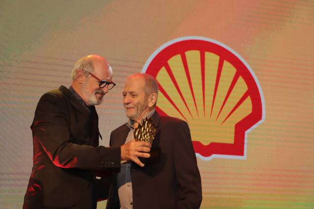 Prêmio Shell: o produtor Celso Curi recebeu das mãos de Marcos Caruso o troféu de melhor ator para Gilberto Grawronski, que está em cartaz no Rio e não compareceu