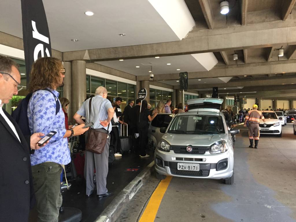 Congonhas piso inferior Imagem mostra passageiros aguardando embarque em carros na entrada do Aeroporto de Congonhas