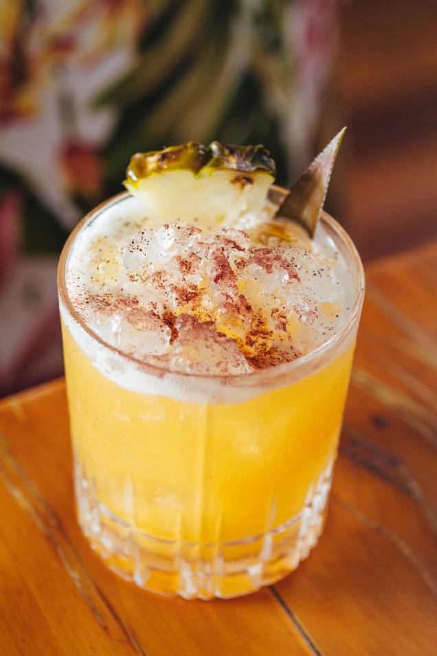 Maria bonita: drinque de cachaça, calda de maracujá com casca de cajueiro, óleo de laranja-baía com amburana e abacaxi