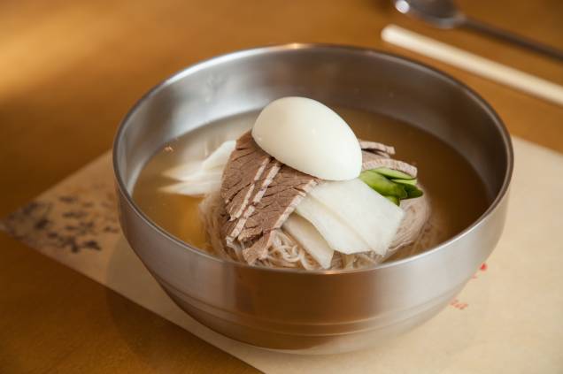 Mul neng myun: versão de sopa gelada, feita com com uma massa de trigo-sarraceno e batata num caldo agridoce de carne com fatias de músculo, ovo, pepino e nabo