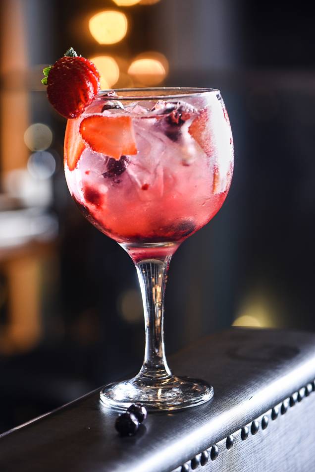 Gim-tônica com frutas vermelhas: para um drinque bem cotado Gim-tônica com frutas vermelhas: para um drinque bem cotado