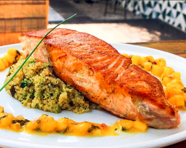 Salmão com quinoa e molho de manga: um dos pratos da Frutaria