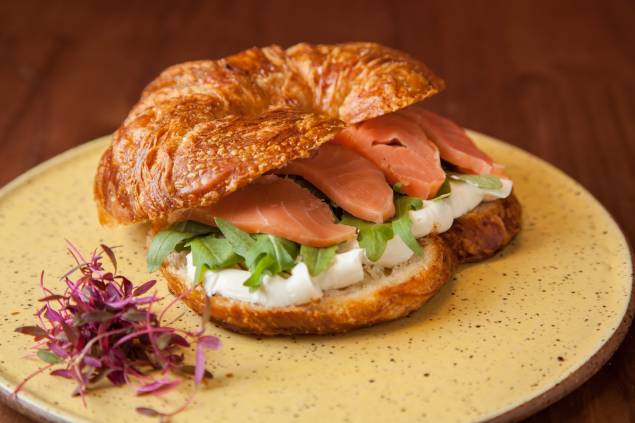 Sanduíches no croissant: salmão defumado com cream cheese