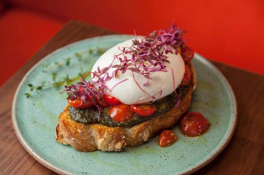 Patriotic: tostada com burrata vale por uma refeição