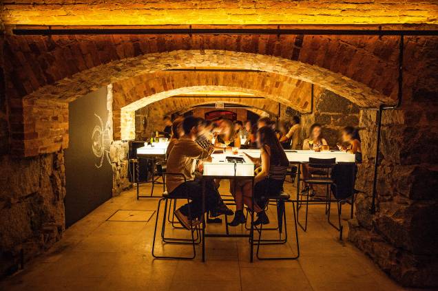 Inspiração n'O Iluminado: balcões reluzentes compõem o ambiente do Bar dos Arcos, instalado no mítico subsolo do Teatro Municipal