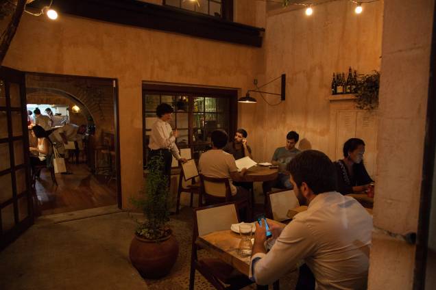 Espaço pequeno e simples: restaurante de Tuca Mezzomo e Nathalia Gonçalves investe na cozinha autoral