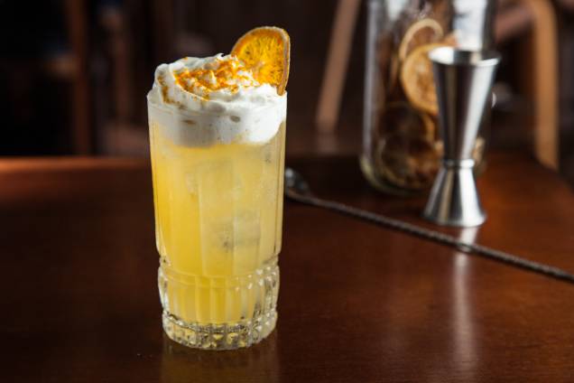 Andaz: combinação de gim, licor espanhol 43, xarope industrializado de flor de sabugueiro e laranja Andaz: combinação de gim, licor espanhol 43, xarope industrializado de flor de sabugueiro e laranja