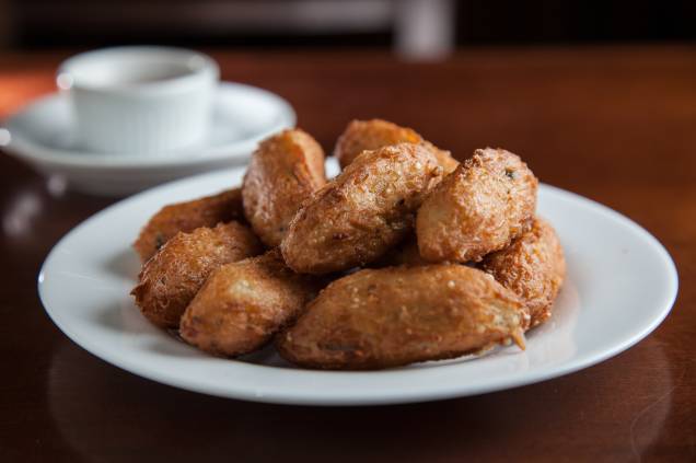 Para acompanhar os drinques: bolinho de arroz com recheio de mussarela