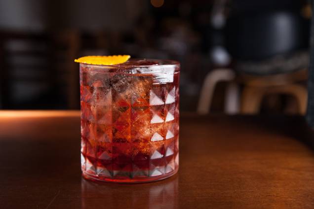 Boulevardier: clássico, preparado com bourbon, Campari e vermute tinto Boulevardier: clássico, preparado com bourbon, Campari e vermute tinto