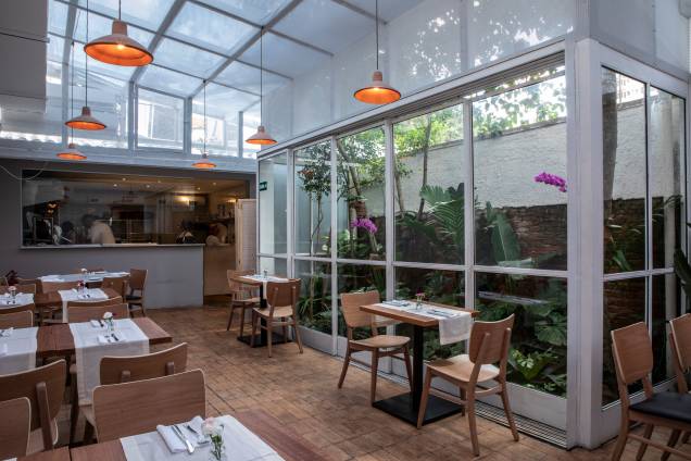 Ambiente iluminado: nova casa de Flavio Miyamura tem pratos de pegada brasileira