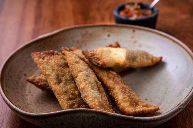 Porção de pastéis: recheados de rabada ou de taioba com catupiry