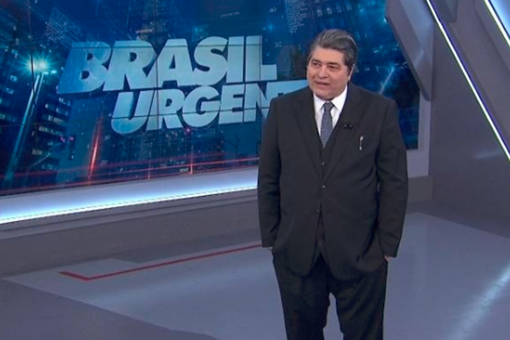 Datena aparece no cenário do Brasil Urgente usando terno
